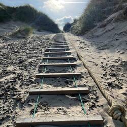 Der Weg zum Strand führt über eine Strickleiter hinunter.