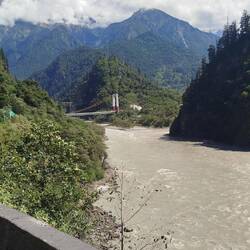 Der Yarlung Tsangpo, einer der längsten Flüsse Tibets hat spektakuläre Canyons geschaffen.