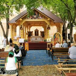 Also findest der Gottesdienst draußen statt