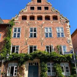 Ich halte kurz, flaniere aber dann weiter, da ich..