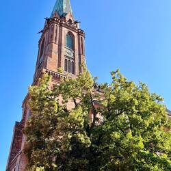 Darüber hinaus finden sich auch über 800 Jahre alte Kirchen, die..