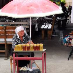 Aber es gibt auch selbstgemachte - Diese Dame verkauft Honig