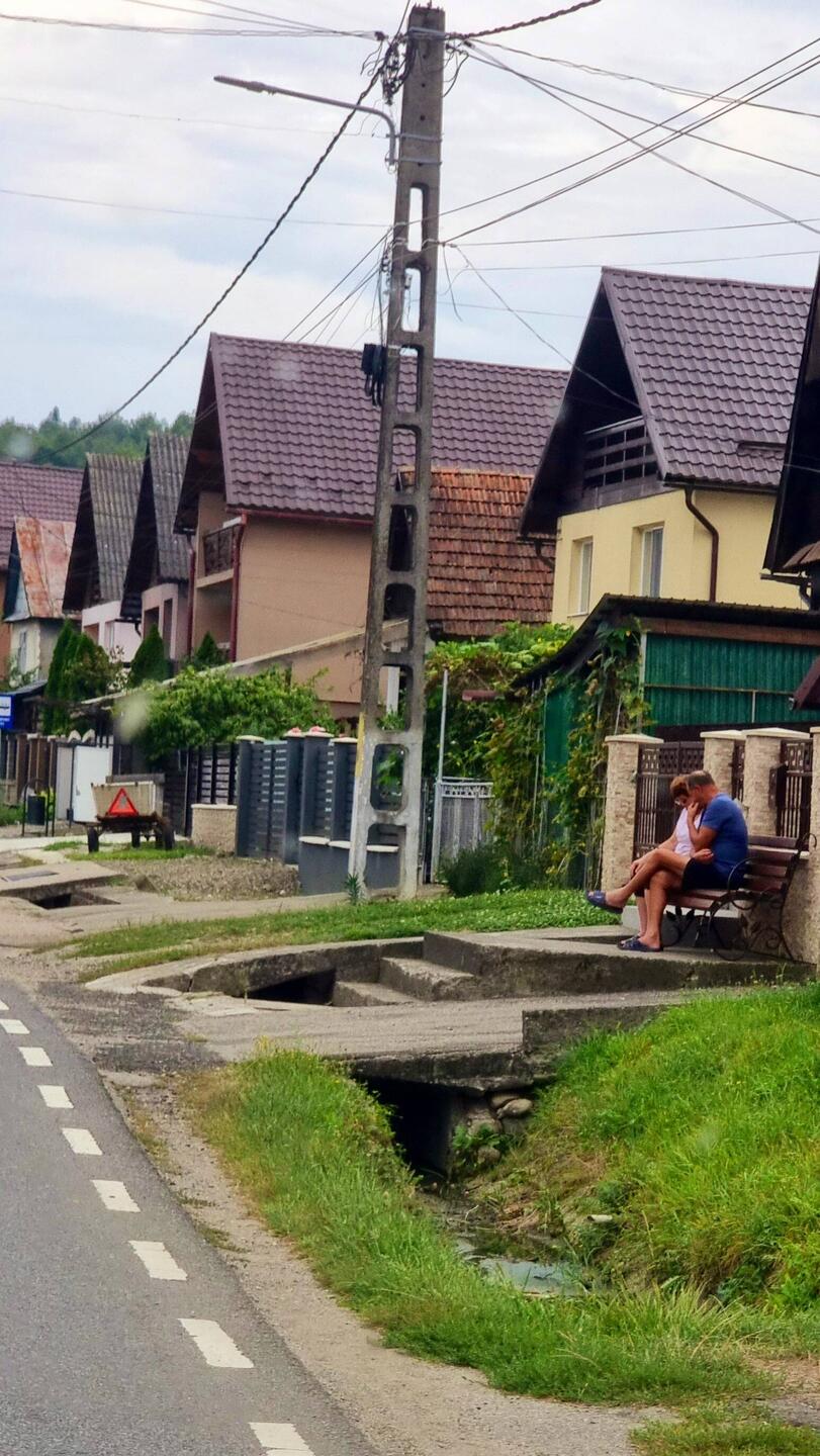 die Leute nehmen sich die Zeit, gemütlich auf Bänken zu sitzen und sich zu unterhalten - ohne Handys