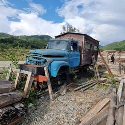 Der LKW wurde als Schienenfahrzeug umgebaut