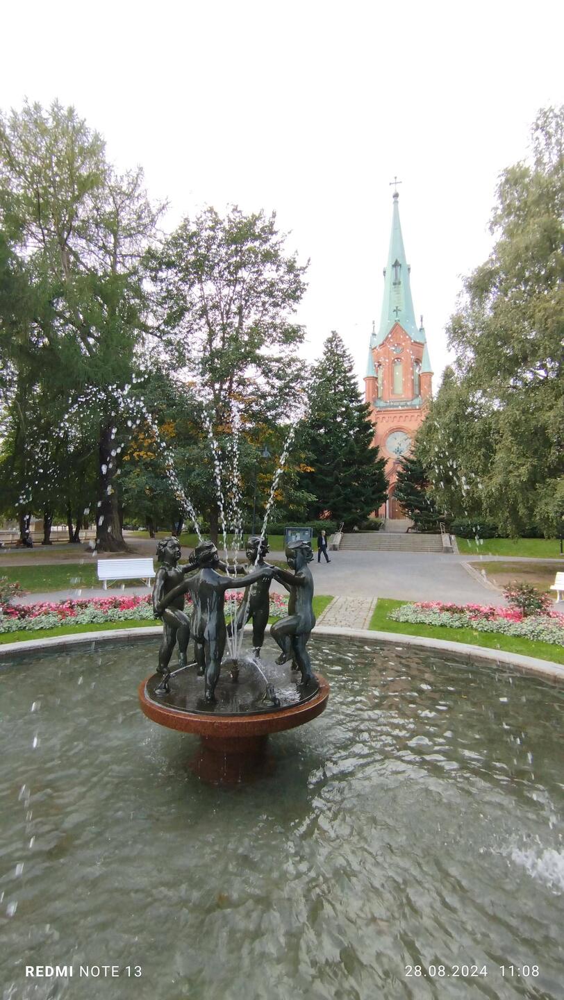 Schöner Brunnen mit Dom im Hintergrund