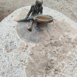 Kleine Figur auf einem Stein die grosses zu finden sucht.