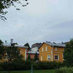 Zwischen Backsteinbauten auch viele Holzbauten