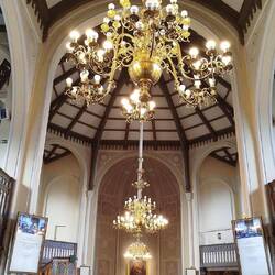 Schlichte Eleganz mit tollen Kronleuchtern