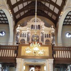 Die Orgel dafür umso schöner mit Schnitzereien