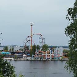 Vergnügungspark nur am Samstag offen. Wie finde die ihre Mitarbeiter 🧐