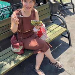 Eine Plastikgabel ist dem zähen türkischen Eis nicht gewachsen