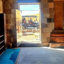 Draussen wartet der Chauffeur