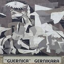 Le célèbre tableau de Picasso est représenté en mosaïque sur un mur de la ville