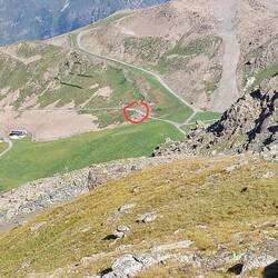 Im roten Kreis plagt sich Franzi aufs Joch