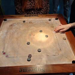Indisches Brettspiel "Carrom" ähnlich wie Billiard