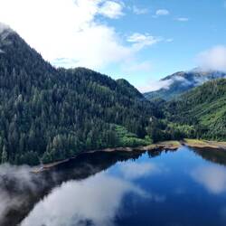 Fjord und ganz klein Wolke links unten