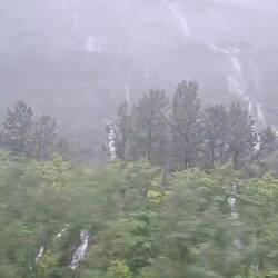 Wasserfälle im Dunstschleier