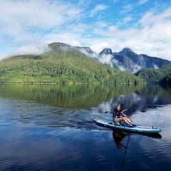 Henrike probiert die Kanufunktion des SUP aus