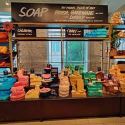 Auf in den größten Lush-Shop, den ich je gesehen habe. Über 2 Stockwerke 🤯