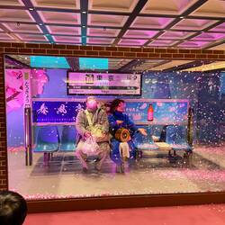 Und mitten im Bahnhof wird künstlich Kirschblüten ins Bild gezaubert für das perfekte Foto