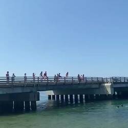 Ich bin die hintere die springt ;)