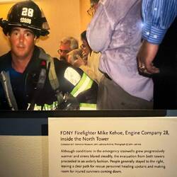 berühmtes Foto: im Treppenhaus kurz vor dem Einsturz: rechts ging's ins Leben, links in den Tod