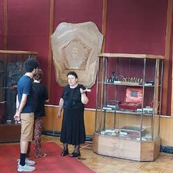 Die Dame passt wie Faust aufs Auge😁