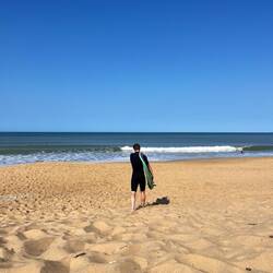 Erster Surf im Shorty