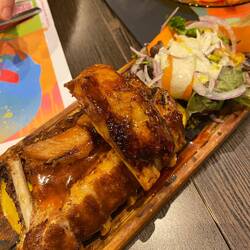 Costillas de cerdo glaseadas con salsa de rokoto