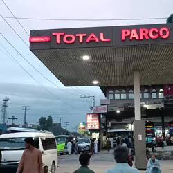 Hinter der Tanke steht mein "Bus" bereit zur Abfahrt.