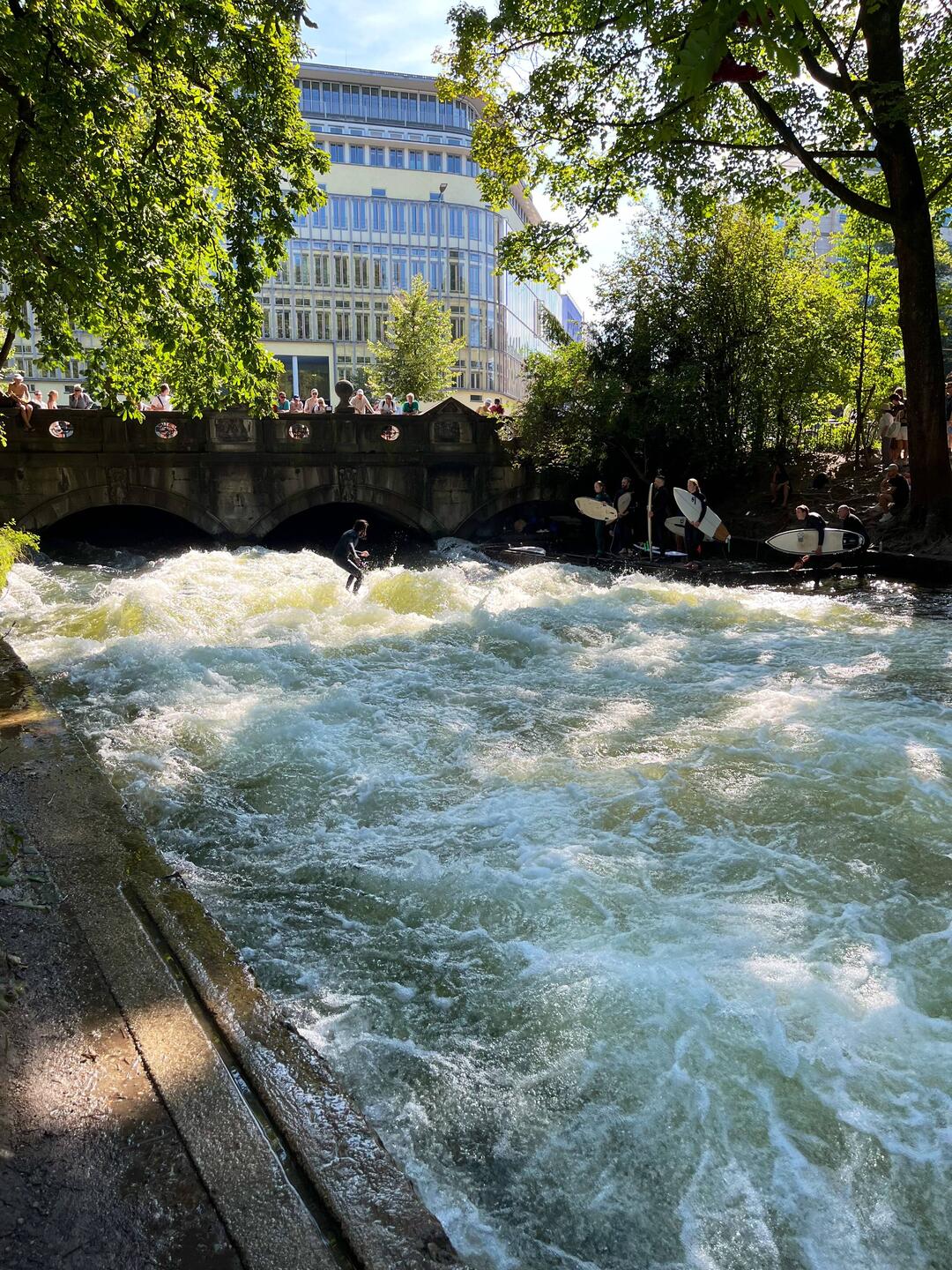Der Eisbach mit Surfwelle