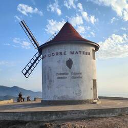 Was früher Mühlen waren, sind heute Windräder. Damals gab es diese sogar mit einem table for one 🙋
