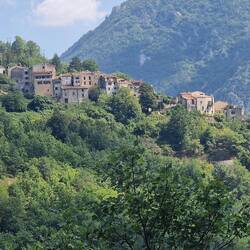 Eine der typischen Ansichten während unserer Fahrt. Das Dörfchen schmiegt sich in den Berg.