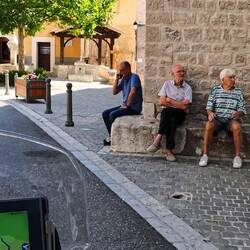 Strenge Blicke der Einheimischen