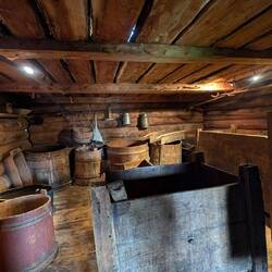 Unten wurden Vorräte gelagert