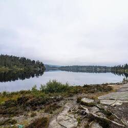 Am Morgen eine Runde um einen Bergsee bei der wir klatschnass wurden. 🤷🏽