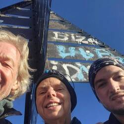 Willy, Mia und unser Guide Raschid unter dem Gipfelkreuz (was ja gar kein Kreuz ist 😉)