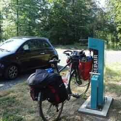 Mitten im nirgendwo findet sich plötzlich eine Fahrradreperaturstation - gleich Reifen aufgepumpt