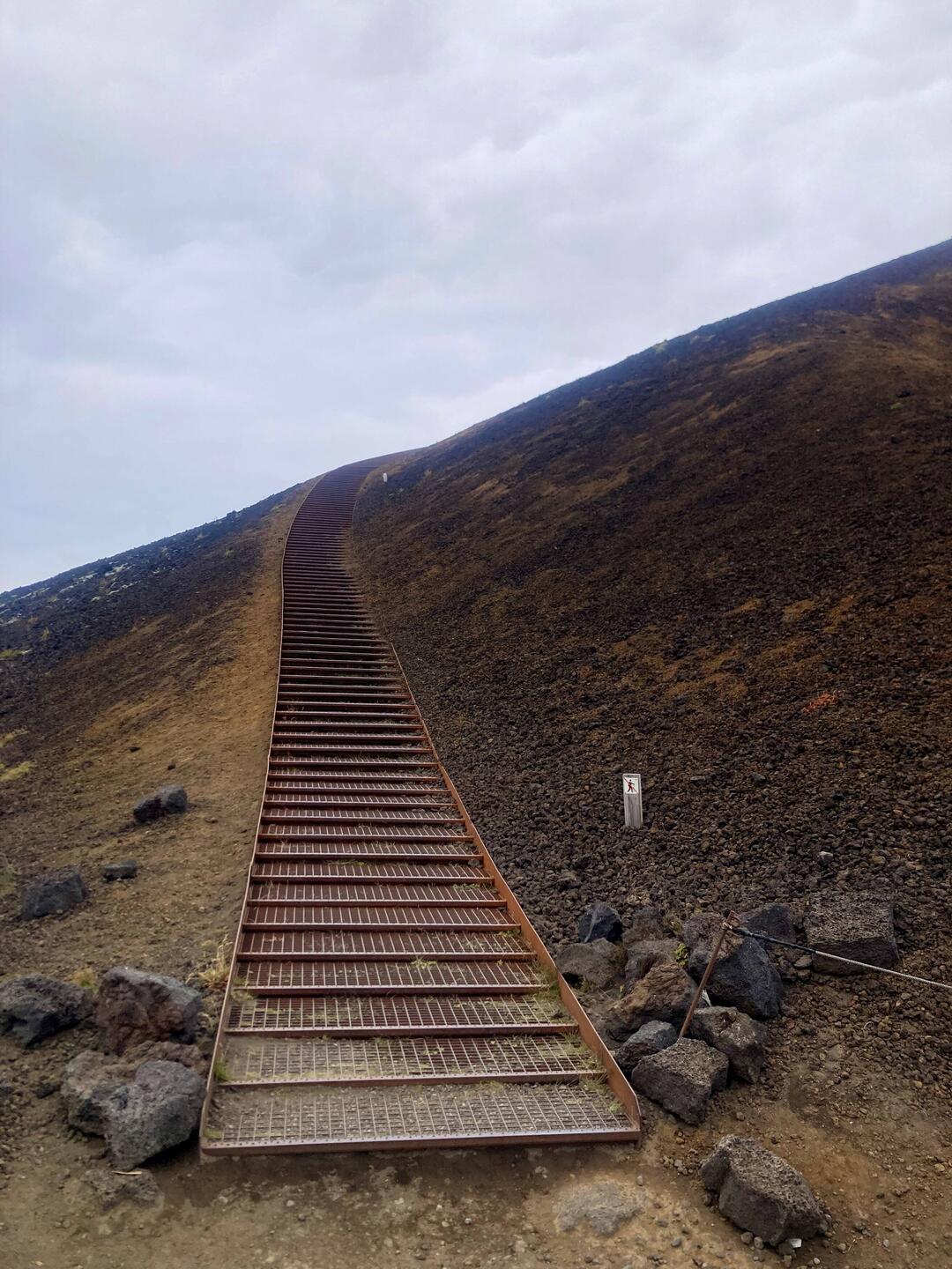 Treppe auf den Vulkan-Krater 🌋