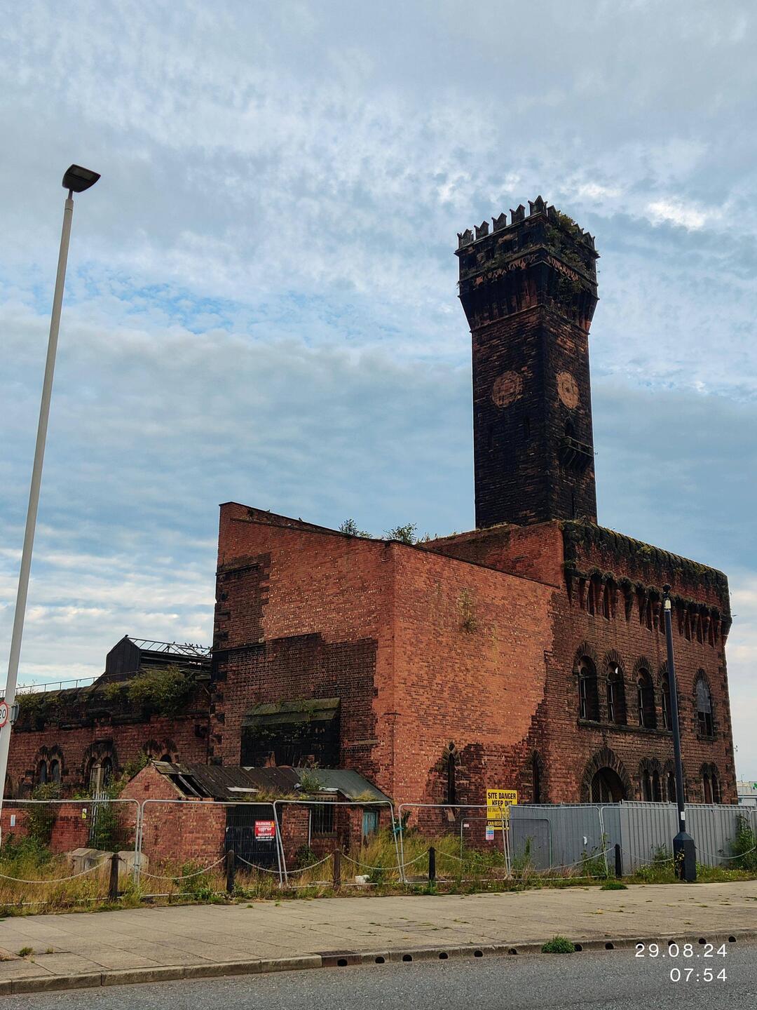 Einst ein schöner Turm einer Hydraulischen Anlage. Seit dem 2. Weltkrieg kaputt 😑