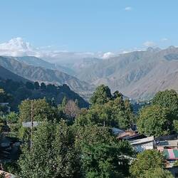 Chitral-Tal mit dem Tirich Mir (7708 m) im Hintergrund - der höchste Berg des Hindukusch.