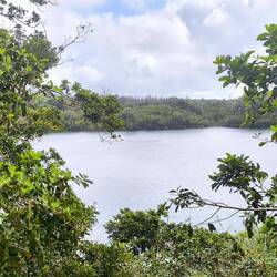 Der Kratersee..., um ihn herum sehen wir gleich die Tempelanlage mit den vielen Hindu-Statuen