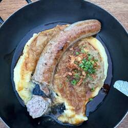 Bratwurst mashed and kraut