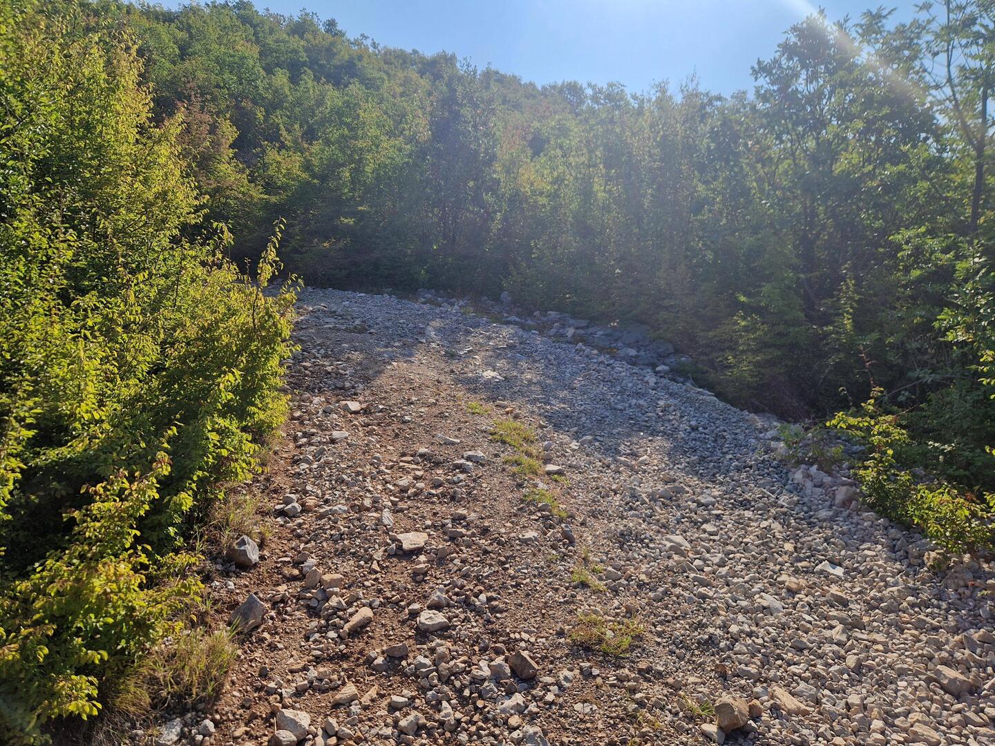 Steinig steiler Radweg