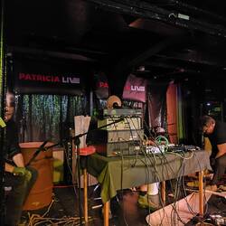 Ochu - Musik/noise mit Stöcken und Steinen usw.
