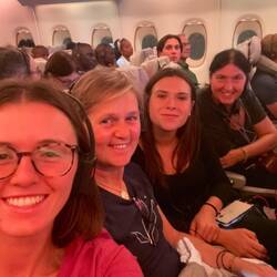 Le ragazze tutte vicine, escludiamo gli altri😎