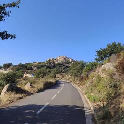 Das Örtchen Sant'Antonino erhoben auf einem Gipfel ⛰️