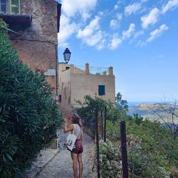 Die Blumen riechen hier tiptop, meinte Naschi 😋