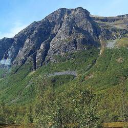 Links und rechts Berge und dazwischen das Wasser