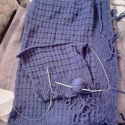 Wird eine Jacke, die Ärmel fehlen noch 🧶